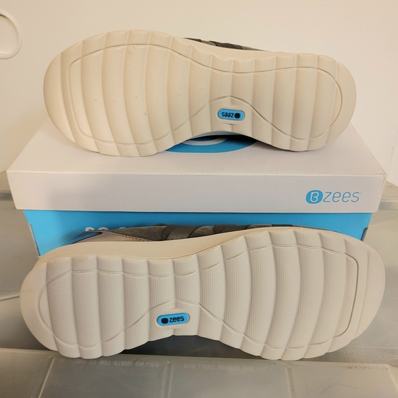 Bzees Glisten Green Animal Print Ribbon Lace-Up Fashion Sneakers Size 10 Wide - Picture 10 of 10